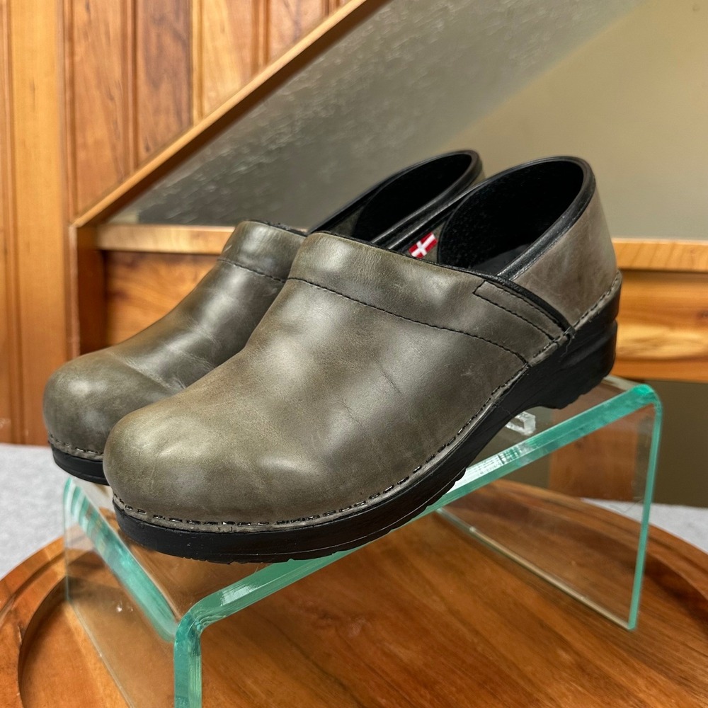 Sanita Signature Professional Clogs Olive Green Distressed Leather Size 38